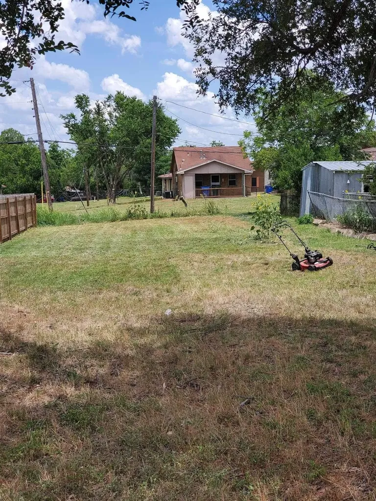 708 Washburn Street Taylor TX 76574