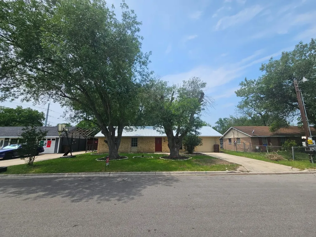 1401 Trinity Street Lockhart TX 78644