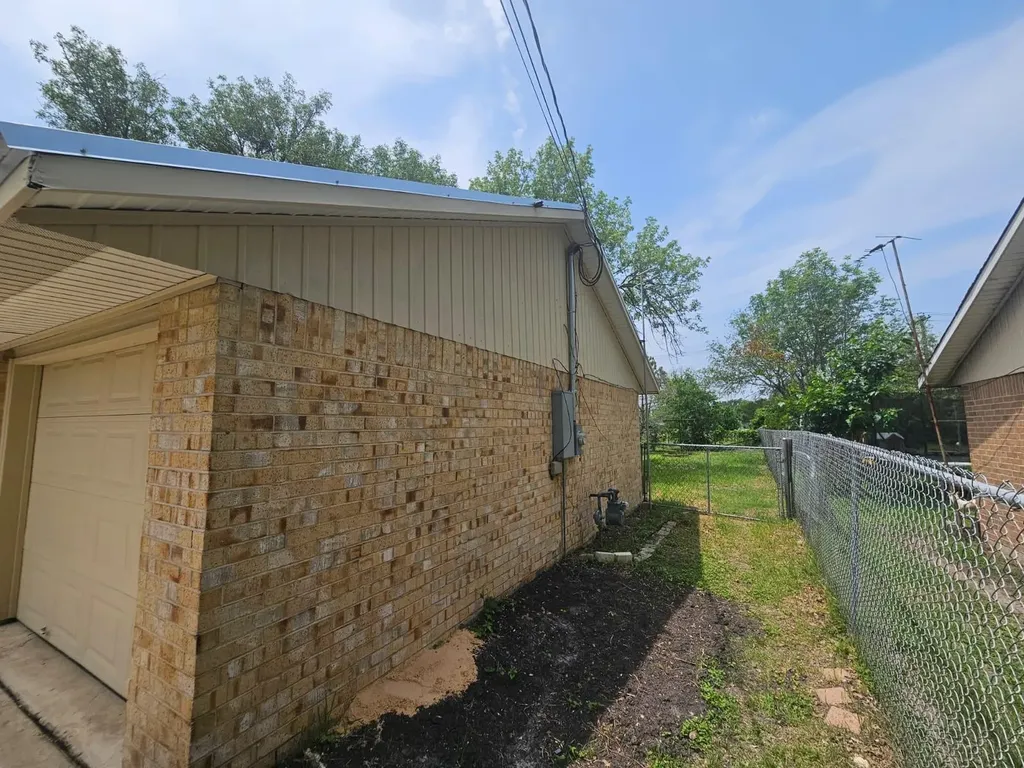 1401 Trinity Street Lockhart TX 78644