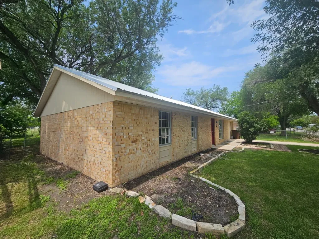 1401 Trinity Street Lockhart TX 78644