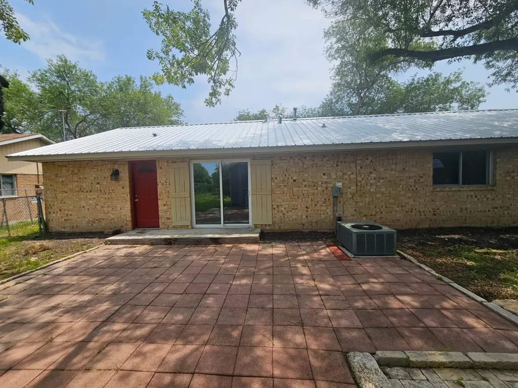1401 Trinity Street Lockhart TX 78644