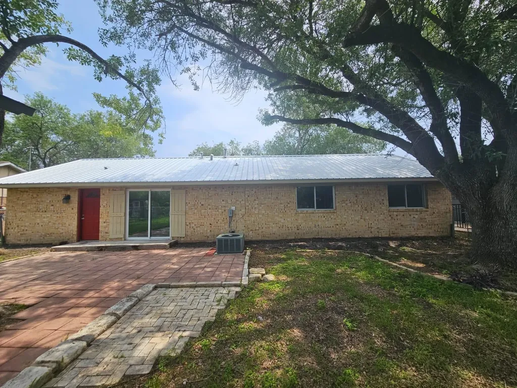 1401 Trinity Street Lockhart TX 78644