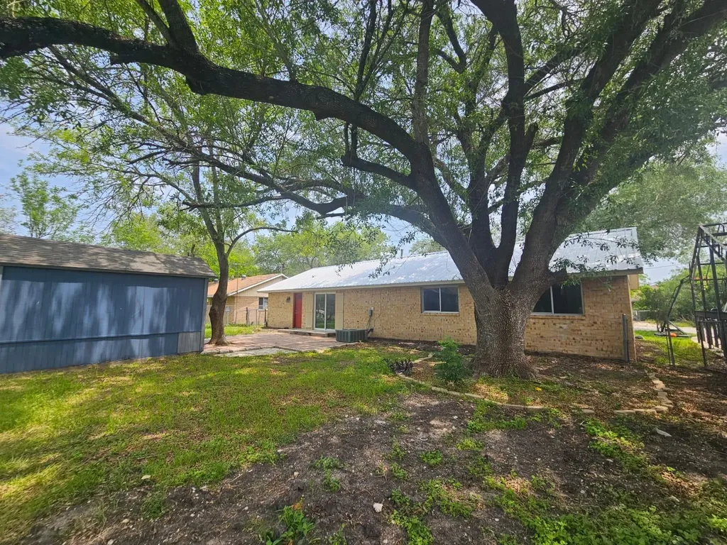 1401 Trinity Street Lockhart TX 78644