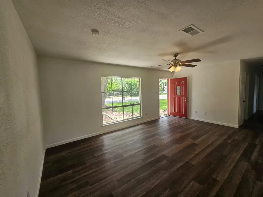 1401 Trinity Street Lockhart TX 78644