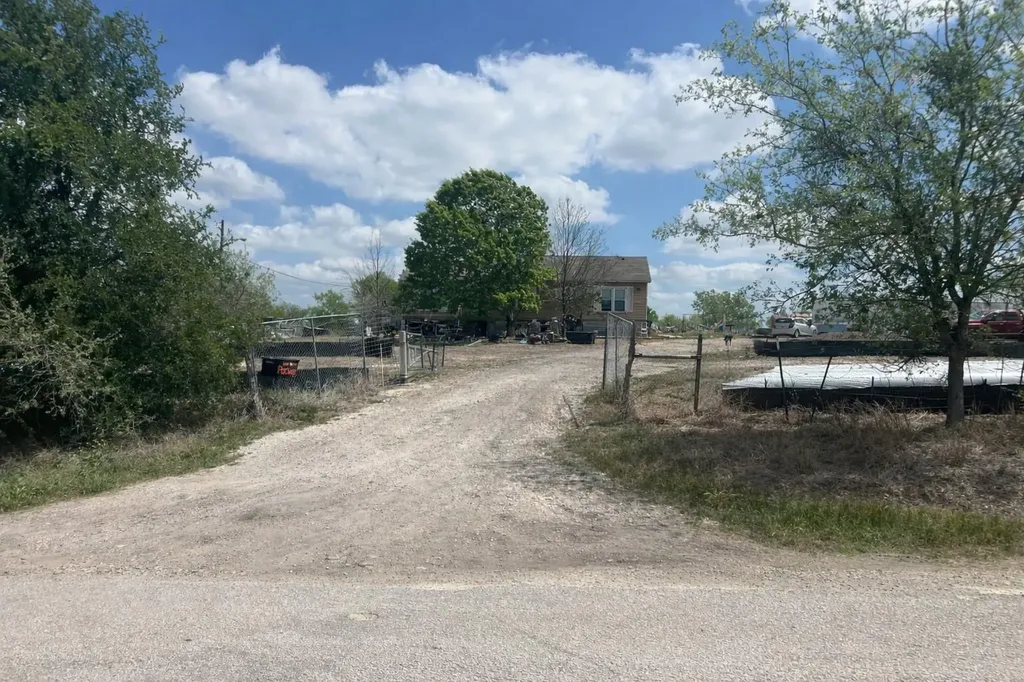 415 Holz Road Niederwald TX 78640