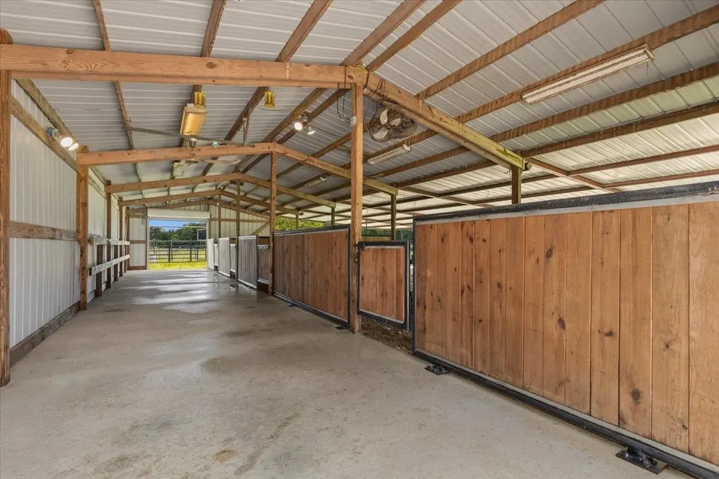 4140 County Road 467 Elgin TX 78621
