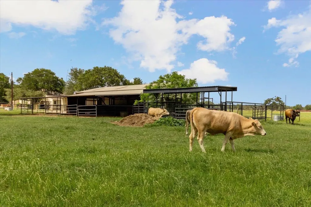 4140 County Road 467 Elgin TX 78621