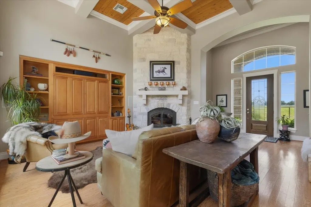 4140 County Road 467 Elgin TX 78621
