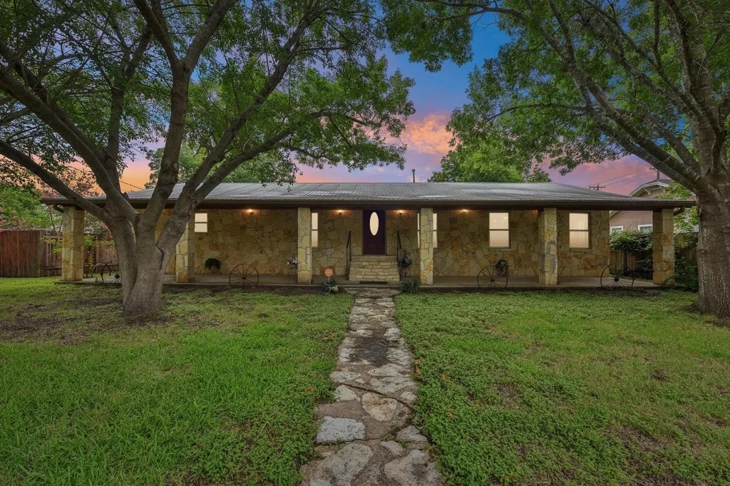 205 N Avenue E Elgin TX 78621