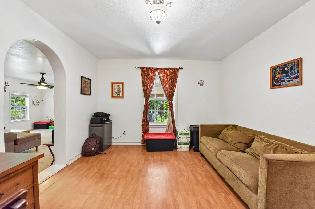 205 N Avenue E Elgin TX 78621