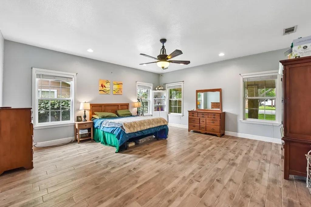 205 N Avenue E Elgin TX 78621
