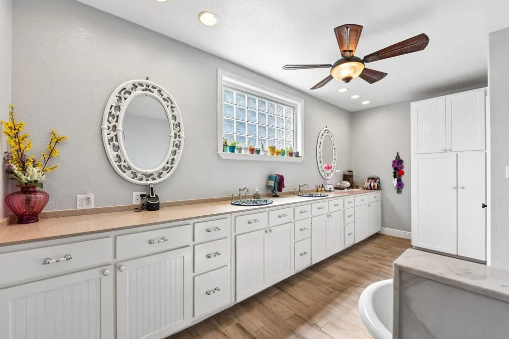 205 N Avenue E Elgin TX 78621