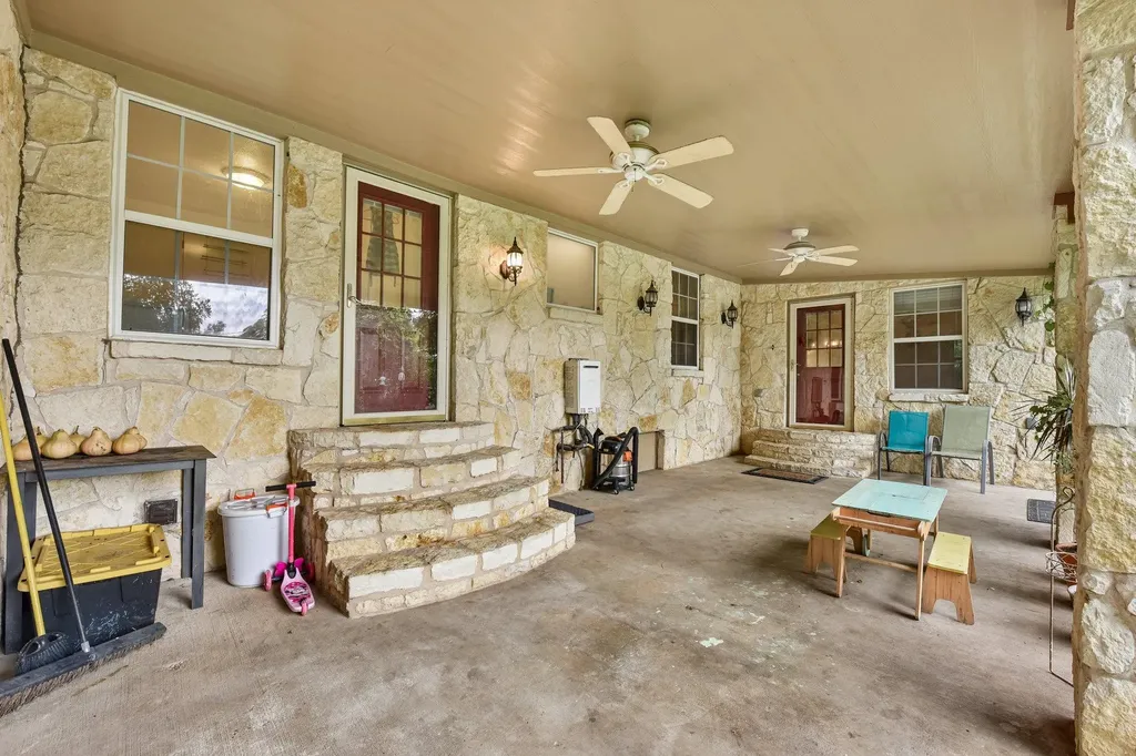 205 N Avenue E Elgin TX 78621