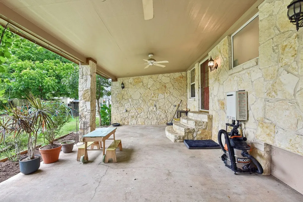 205 N Avenue E Elgin TX 78621