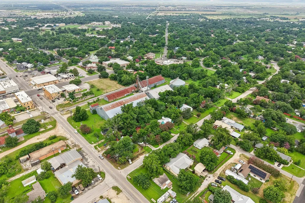 205 N Avenue E Elgin TX 78621