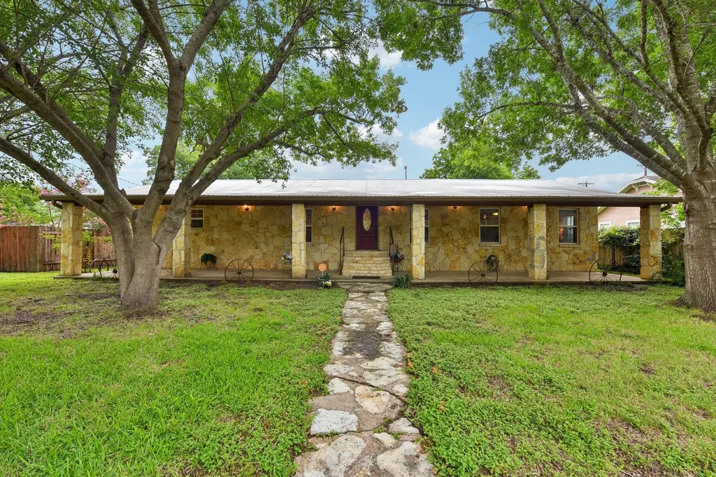 205 N Avenue E Elgin TX 78621