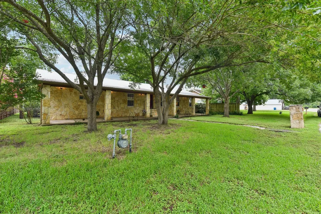 205 N Avenue E Elgin TX 78621