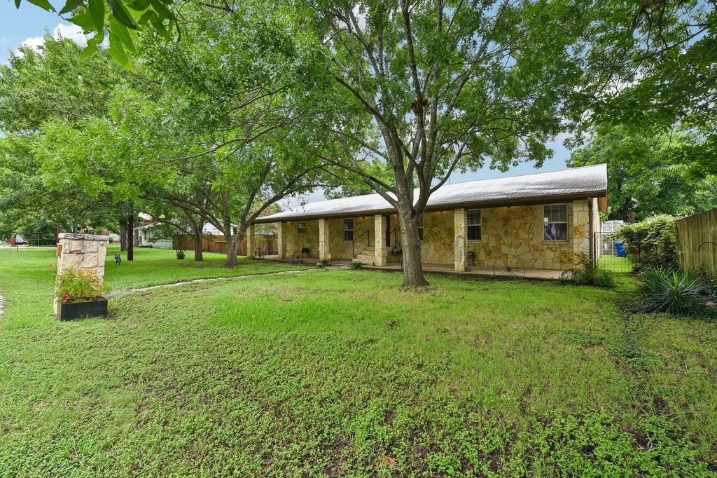 205 N Avenue E Elgin TX 78621
