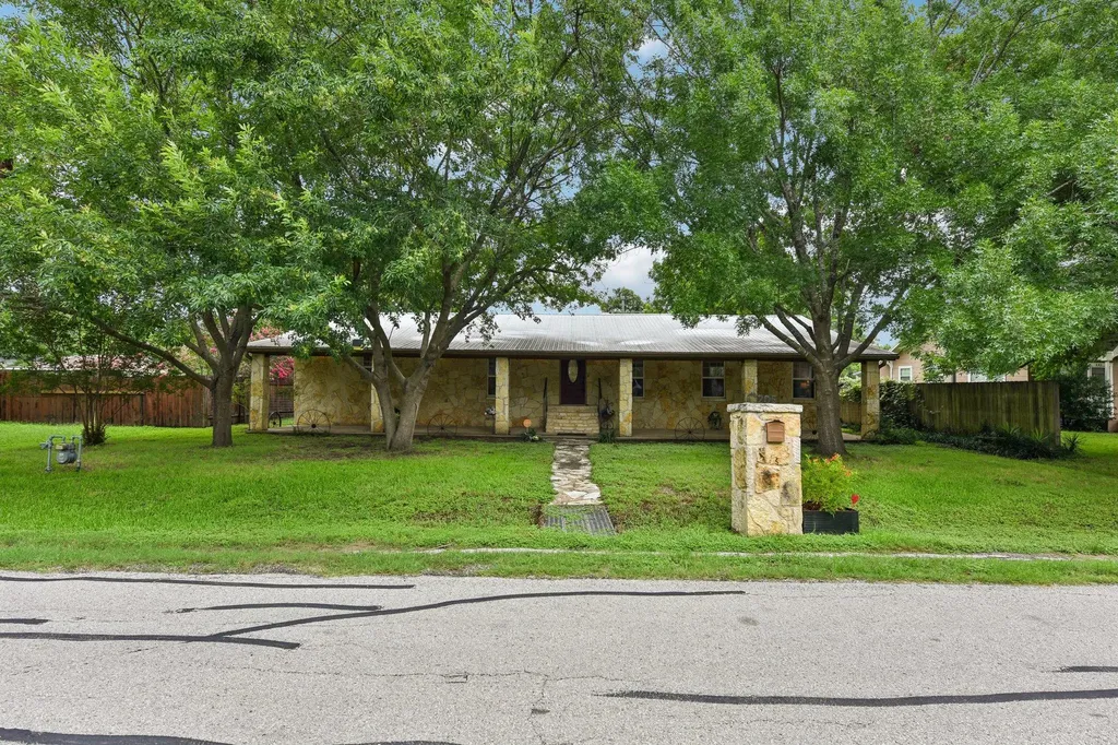 205 N Avenue E Elgin TX 78621