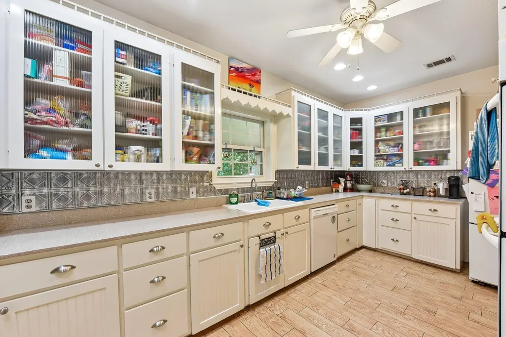 205 N Avenue E Elgin TX 78621