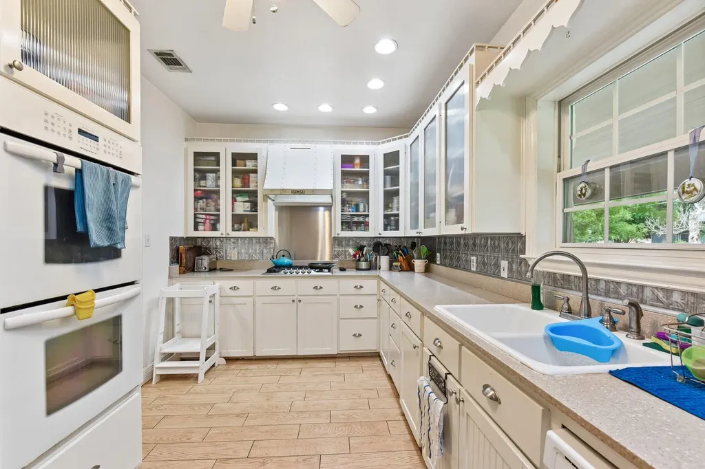 205 N Avenue E Elgin TX 78621
