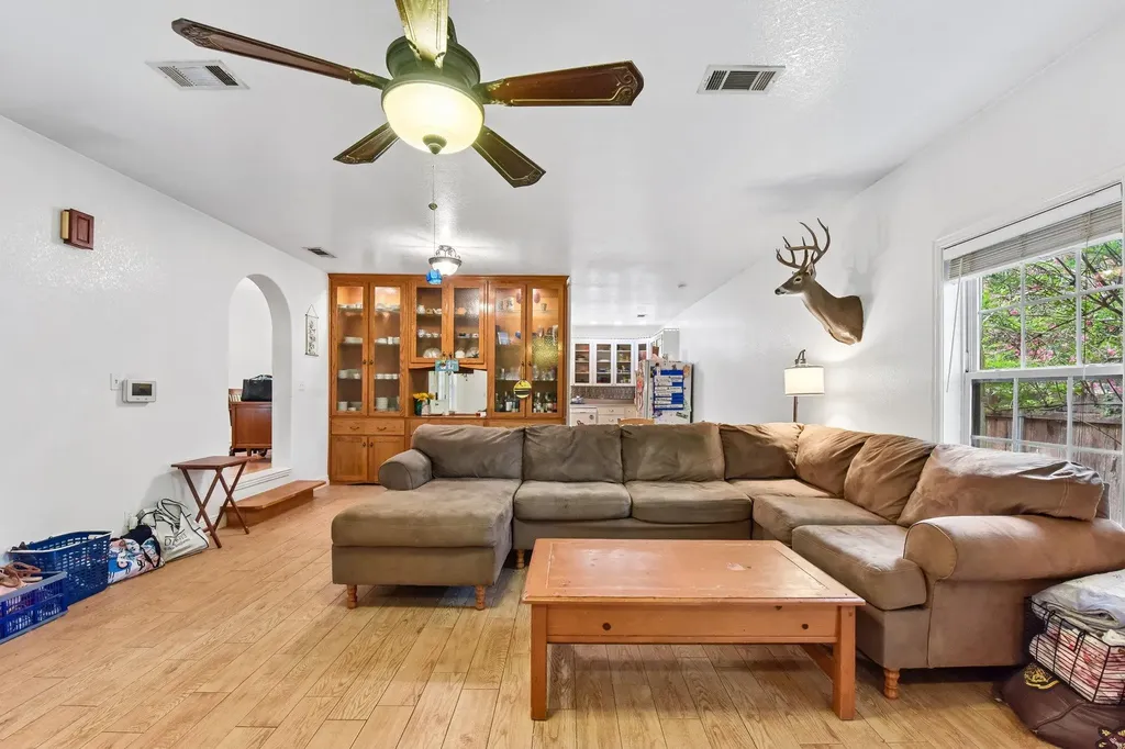 205 N Avenue E Elgin TX 78621