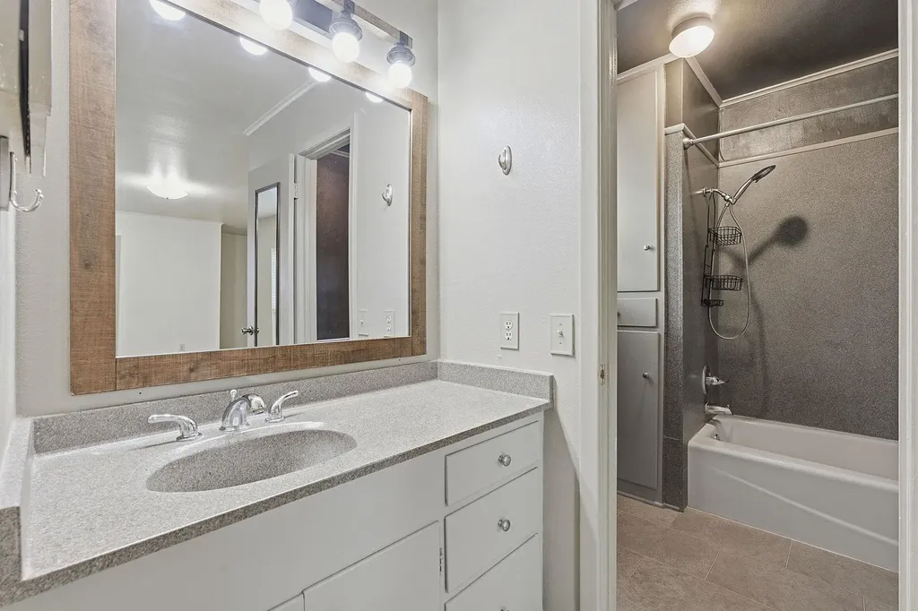 811 Nixon Street Lockhart TX 78644