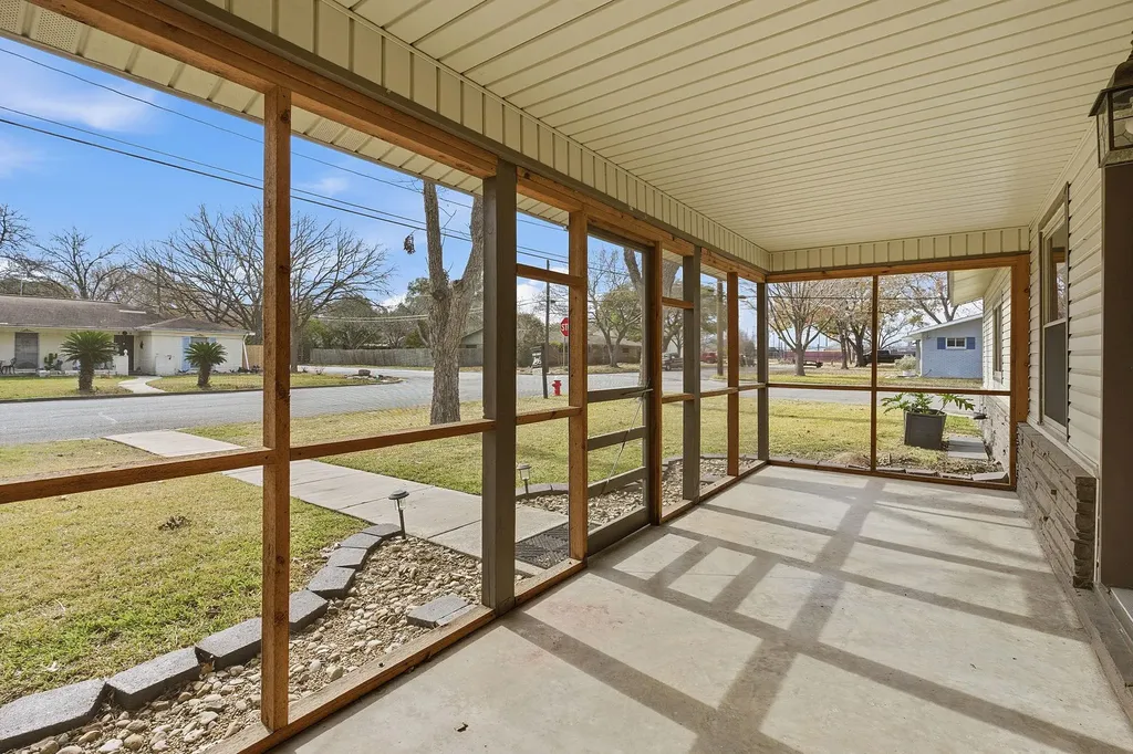 811 Nixon Street Lockhart TX 78644