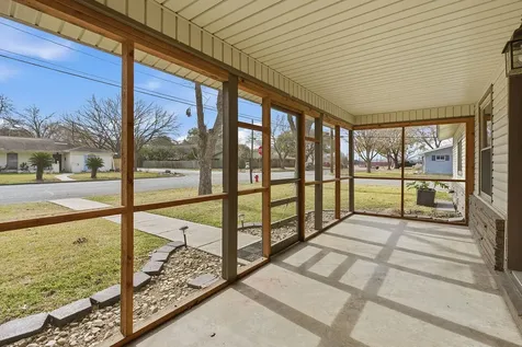 811 Nixon Street Lockhart TX 78644
