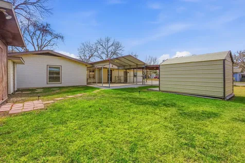 811 Nixon Street Lockhart TX 78644