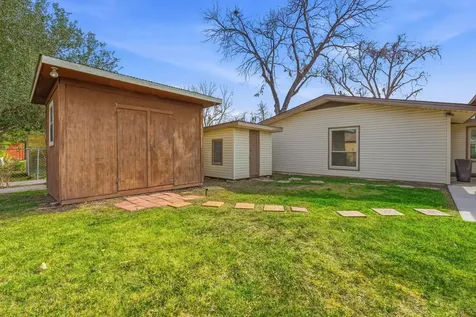 811 Nixon Street Lockhart TX 78644
