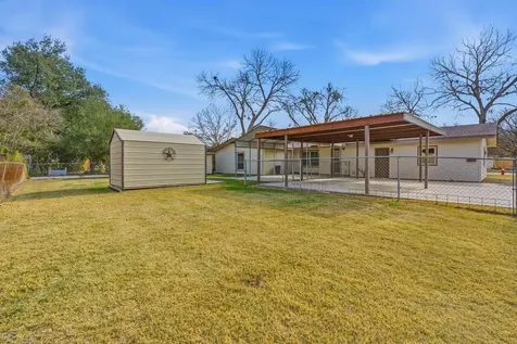811 Nixon Street Lockhart TX 78644