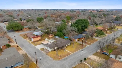 811 Nixon Street Lockhart TX 78644
