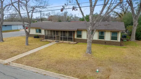 811 Nixon Street Lockhart TX 78644