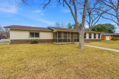 811 Nixon Street Lockhart TX 78644