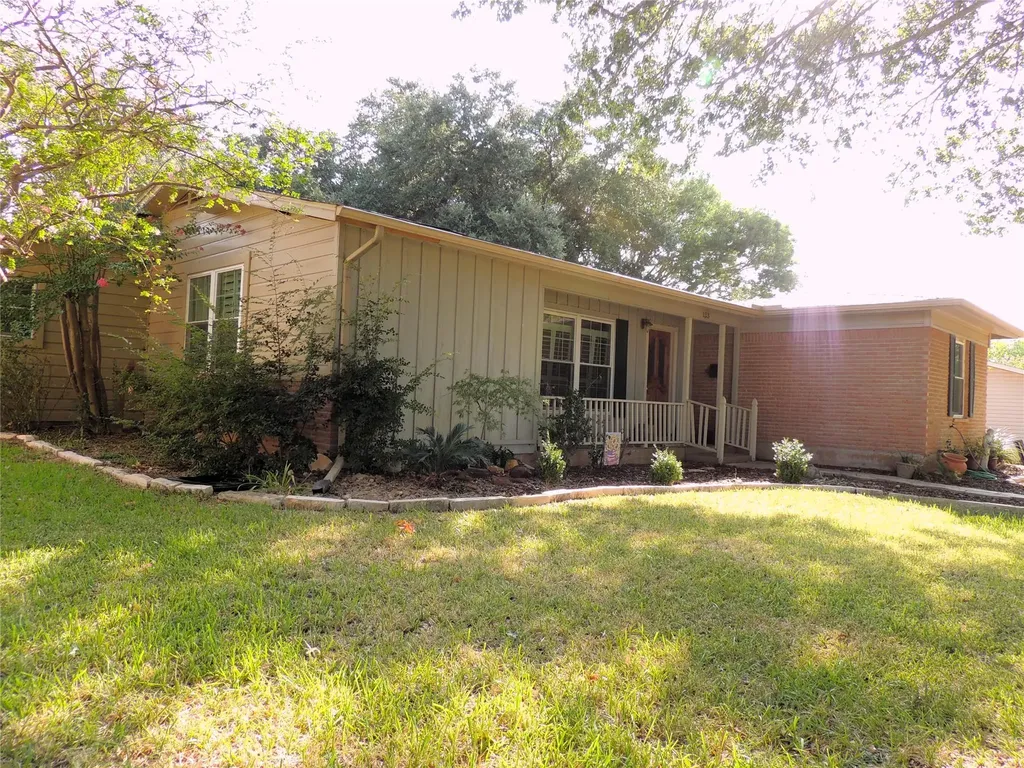 133 Hillcrest Drive Luling TX 78648