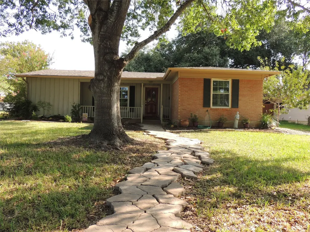133 Hillcrest Drive Luling TX 78648