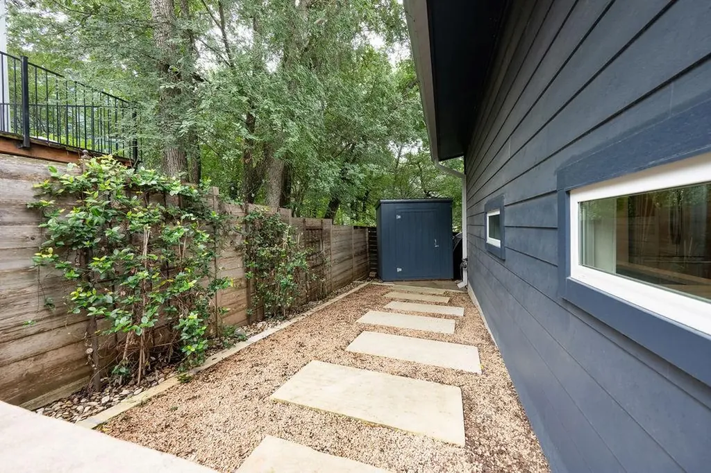 3923 E 16th Street Austin TX 78721
