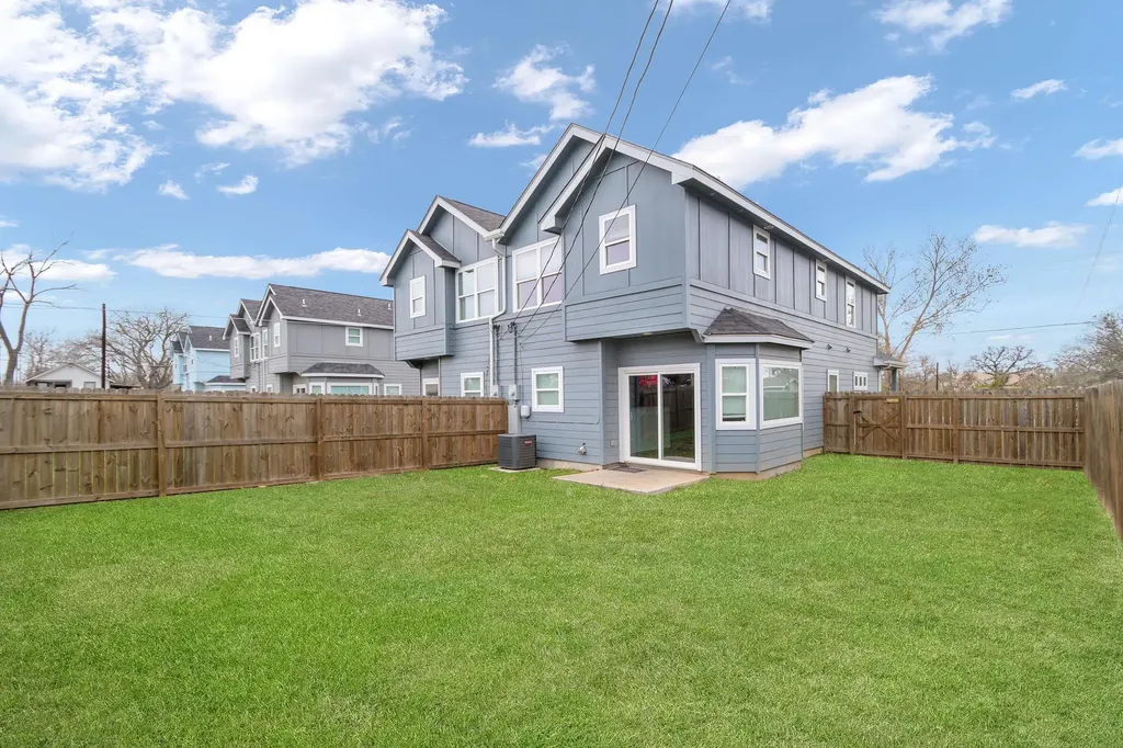 1008 E Fannin Street Luling TX 78648