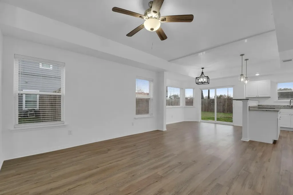 1008 E Fannin Street Luling TX 78648