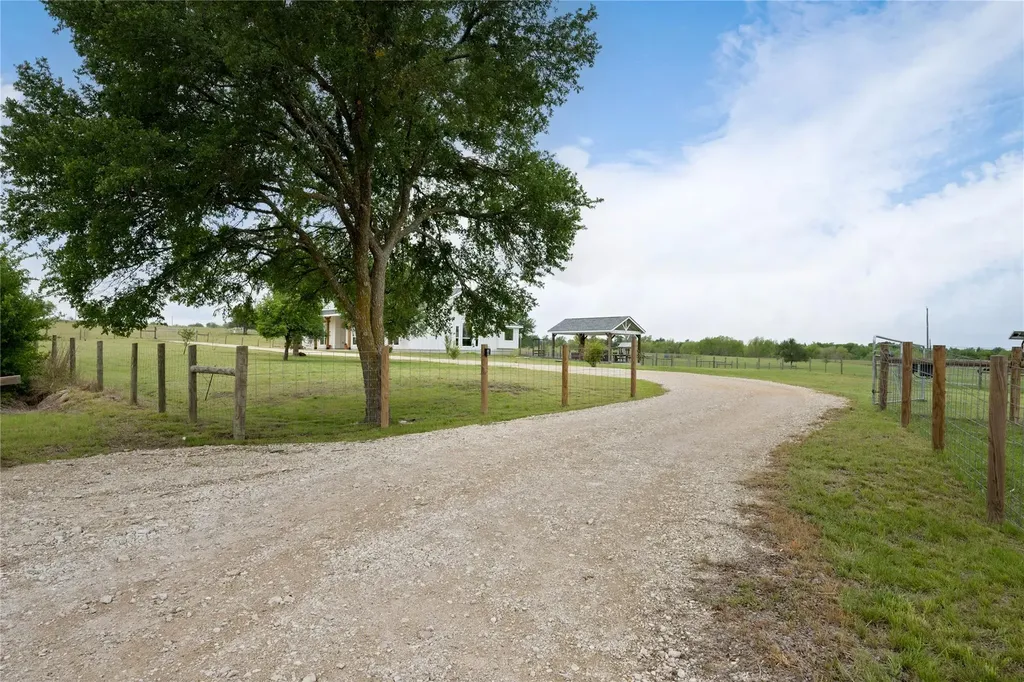 1854 County Road 464 Elgin TX 78621