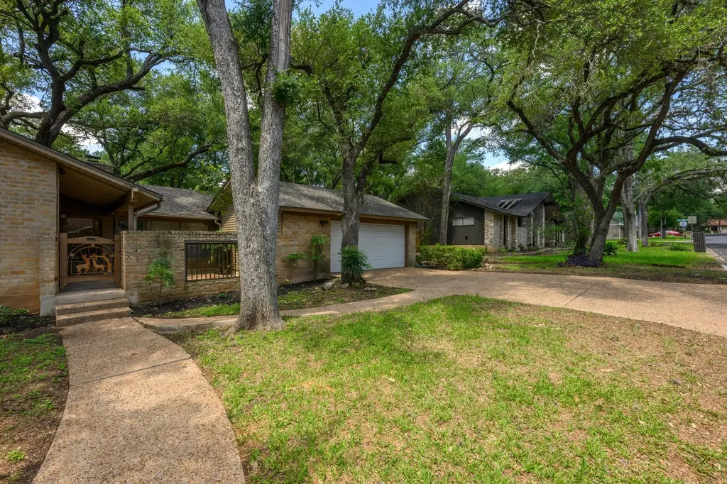 2507 Comburg Castle Way Austin TX 78748
