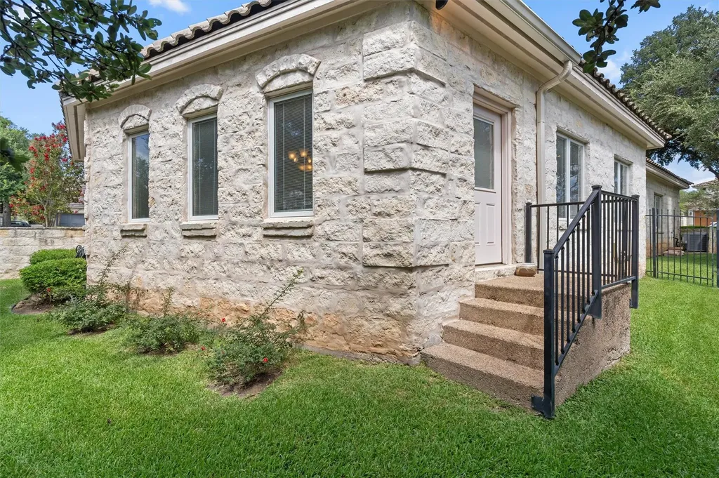 2 Jasperwood Court Austin TX 78738