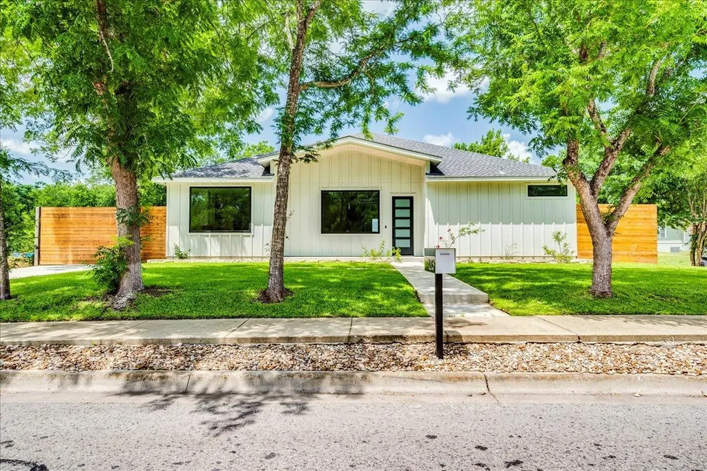 1215 Howard Street Taylor TX 76574