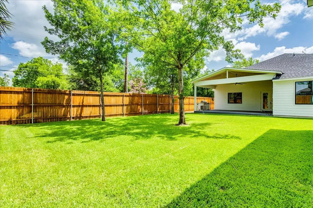 1215 Howard Street Taylor TX 76574