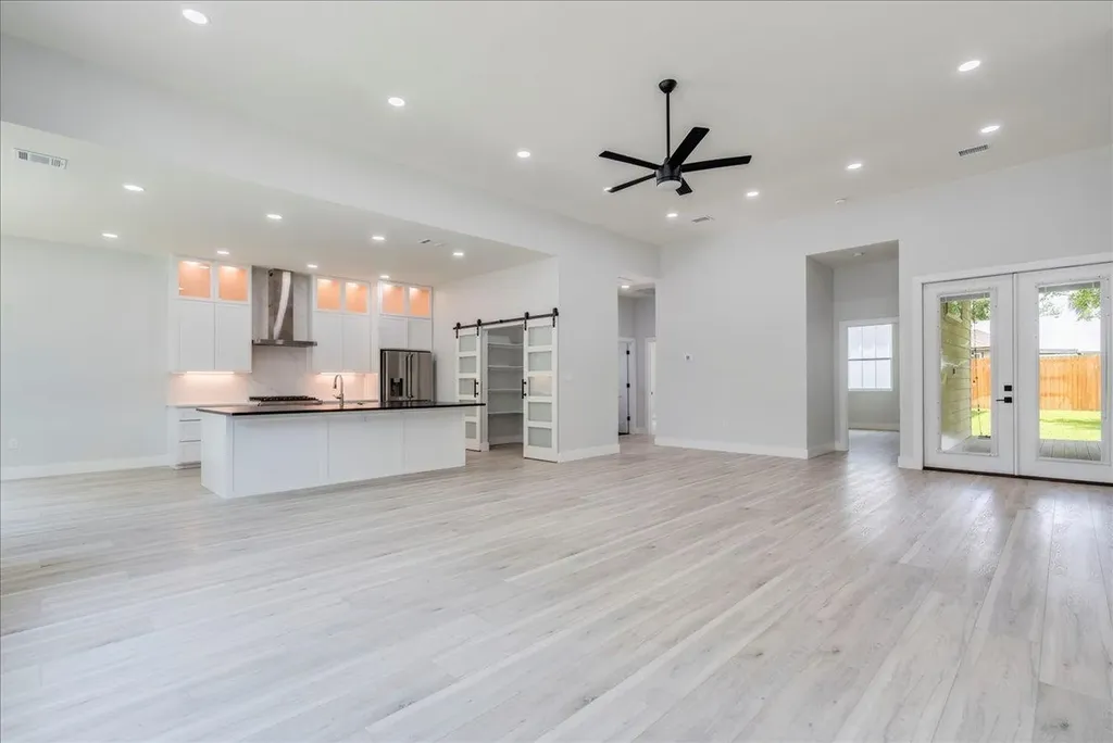1215 Howard Street Taylor TX 76574