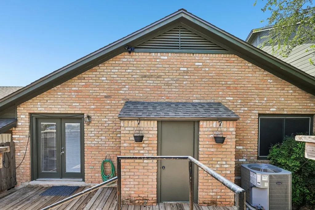 1015 Yager Lane Austin TX 78753