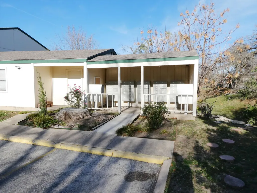 6718 Silvermine Drive Austin TX 78736