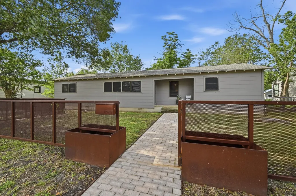 820 Bois D'arc Street Lockhart TX 78644