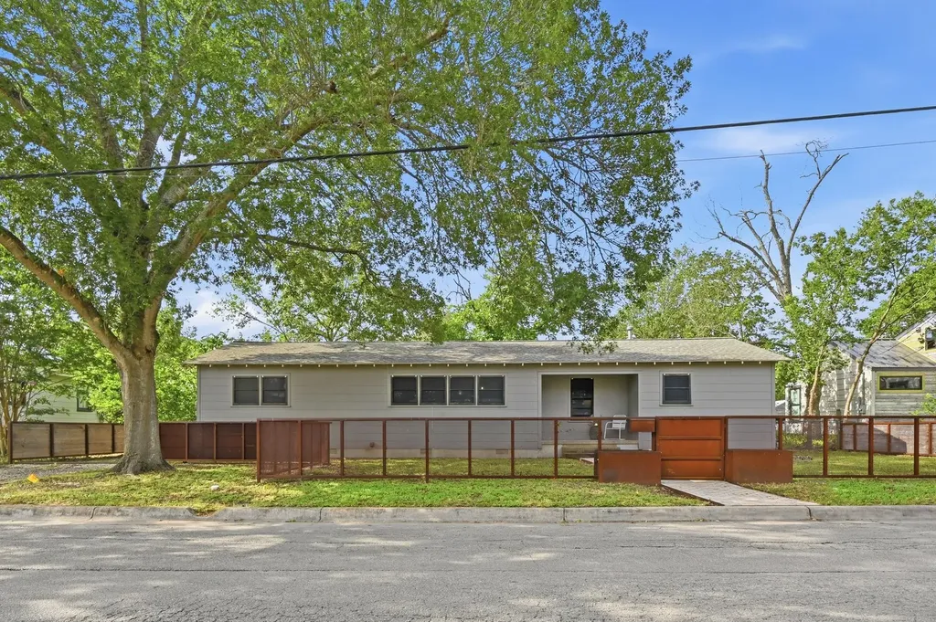 820 Bois D'arc Street Lockhart TX 78644